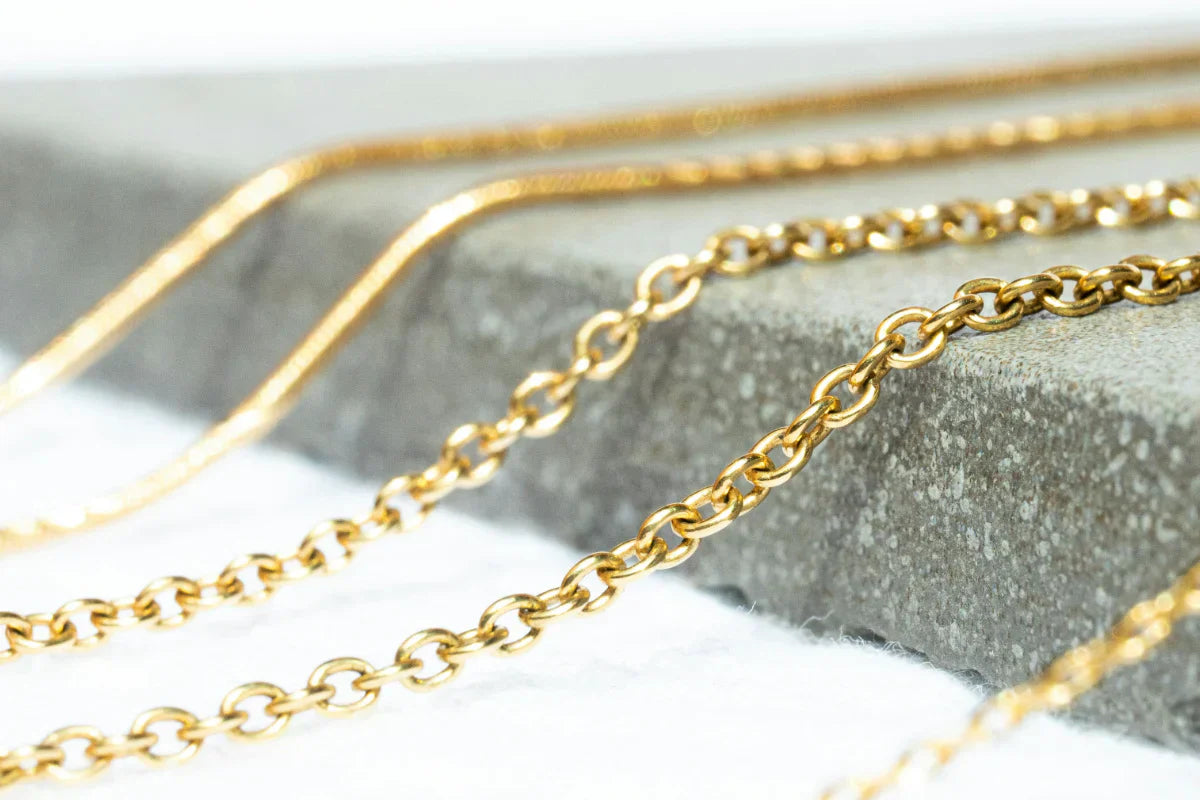 Altının Zamansız Çekiciliği: Minimalist Altın Takılarla "Sessiz Lüks" Akımına Ayak Uydurun