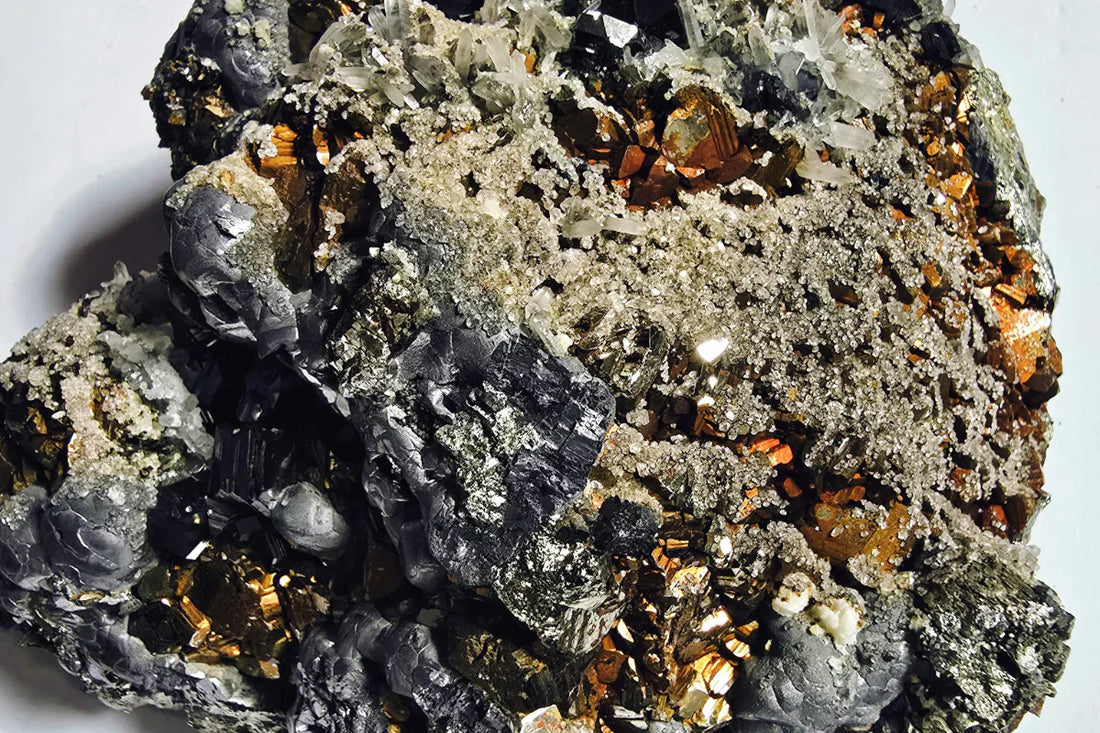 Mücevherlerin Kimyası: Değerli Takılarınız Neden Kararır ve Onları Bilimsel Olarak Nasıl Korursunuz?