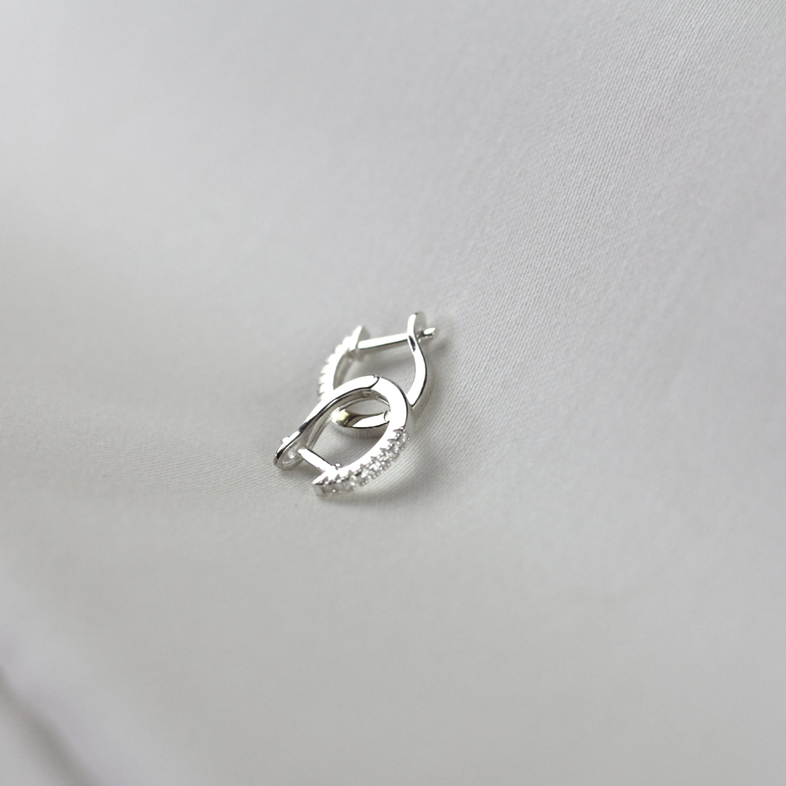 zirkon taşlı huggie gümüş küpe