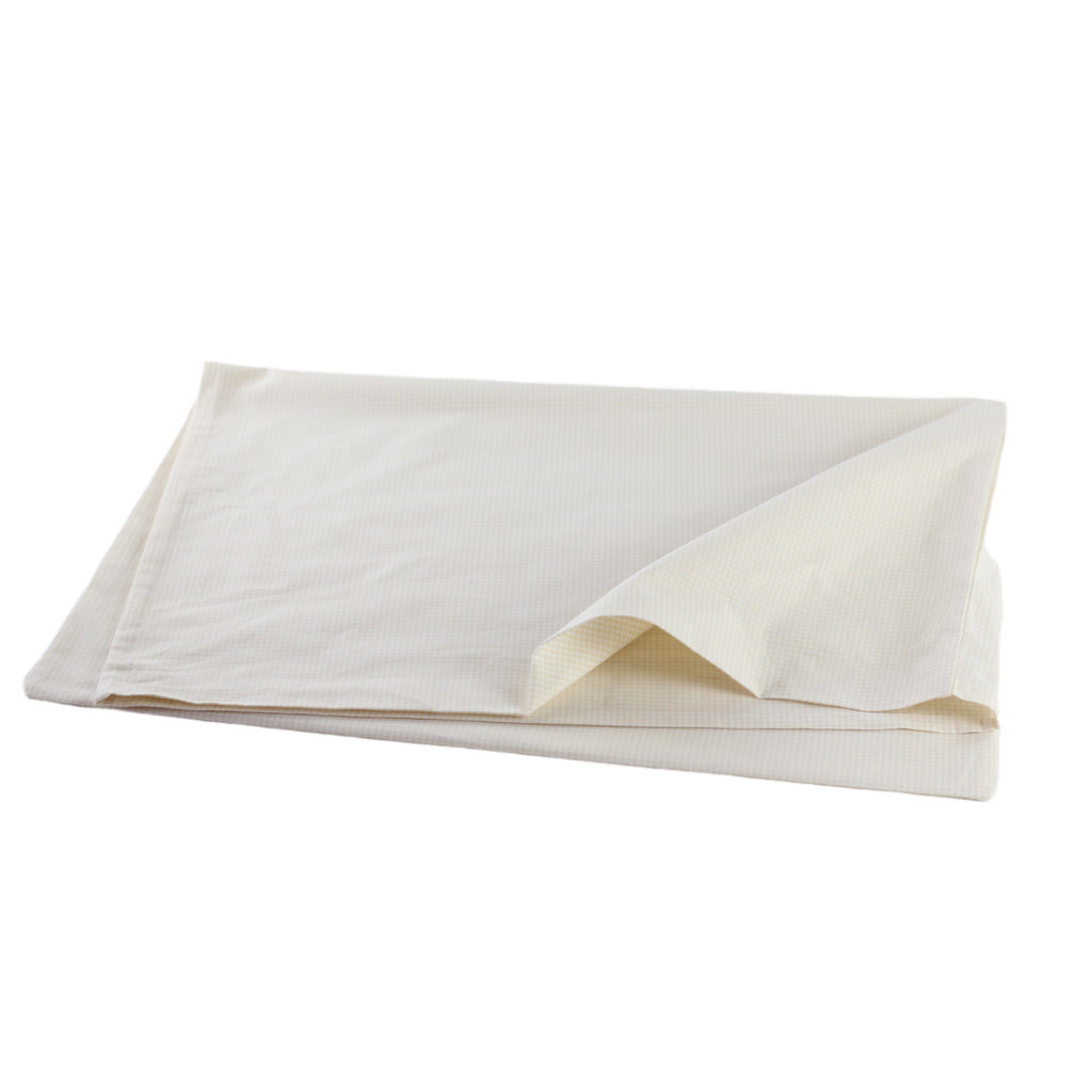 Inorien marka, 50x70 cm ölçülerinde, beyaz zemin üzerine mini bej pötikareli (gingham) desene sahip, 80 tel pamuk saten yastık kılıfı.