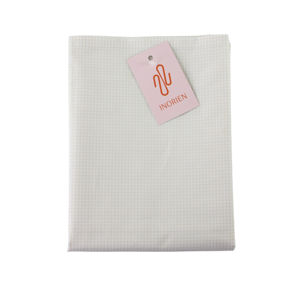Inorien marka, 50x70 cm ölçülerinde, beyaz zemin üzerine mini bej pötikareli (gingham) desene sahip, 80 tel pamuk saten yastık kılıfı.