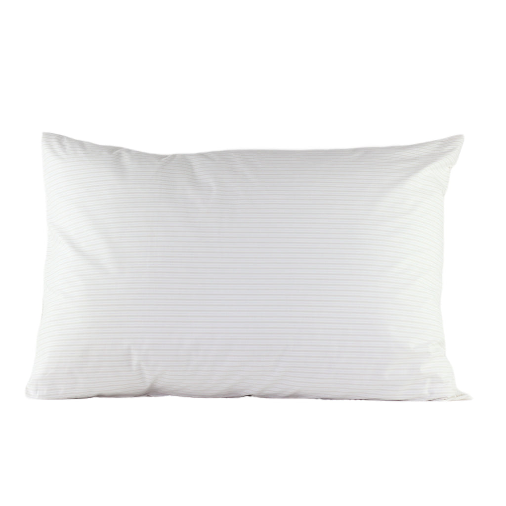 Inorien marka 80 tel pamuk saten yastık kılıfı, 50x70 cm ölçülerinde, beyaz zemin üzerine ince krem rengi çizgili deseni gösteriyor.