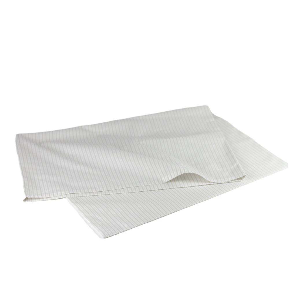 Inorien marka 80 tel pamuk saten yastık kılıfı, 50x70 cm ölçülerinde, beyaz zemin üzerine ince krem rengi çizgili deseni gösteriyor.